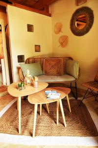 ein Wohnzimmer mit einem Sofa und einem Tisch in der Unterkunft Embarben Maison d'hôtes in Saint-Chamas