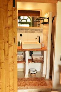 Saint-Chamas的住宿－Embarben Maison d'hôtes，客房内设有带水槽和卫生间的浴室