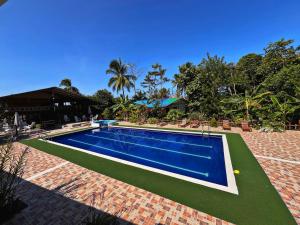 una piscina en un patio junto a una casa en Hotel Kipara el Valle en El Valle