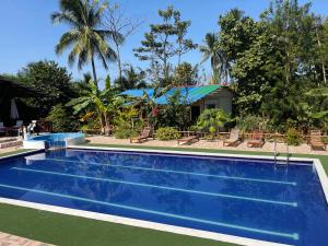 una piscina frente a un complejo en Hotel Kipara el Valle en El Valle