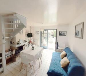 sala de estar con sofá azul y mesa en Charment Cottage de 45 m2 Rénové et moderne, en Villers-sur-Mer
