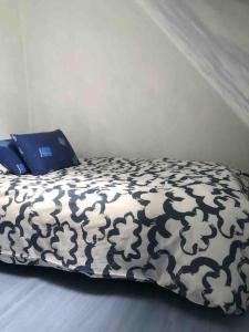 1 cama con edredón blanco y negro en un dormitorio en Charment Cottage de 45 m2 Rénové et moderne, en Villers-sur-Mer