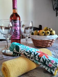 un tavolo con un cesto di frutta e una bottiglia di vino di Finca Aurora Ecorural a Icod de los Vinos