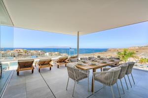 - une salle à manger avec vue sur l'océan dans l'établissement Villa Ametza, à Callao Salvaje