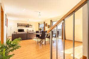 ein offenes Wohnzimmer und ein Esszimmer mit einem Tisch und Stühlen in der Unterkunft Villa Angela- Madeira Inn Group in Calheta