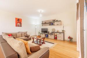 ein Wohnzimmer mit Sofa und Tisch in der Unterkunft Villa Angela- Madeira Inn Group in Calheta