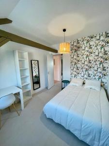 Un dormitorio con una gran cama blanca y una pared sin piro en Maison de ville Valenciennes proche Lille, Villeneuve-d'Ascq - 6 chambres avec 6 lits doubles, en Anzin