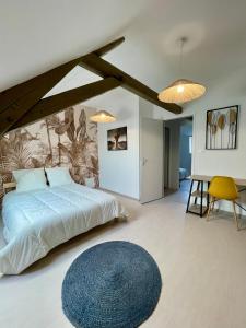 Un dormitorio con una cama grande y una alfombra azul en Maison de ville Valenciennes proche Lille, Villeneuve-d'Ascq - 6 chambres avec 6 lits doubles, en Anzin
