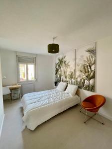 1 dormitorio con 1 cama blanca grande y 1 silla en Maison de ville Valenciennes proche Lille, Villeneuve-d'Ascq - 6 chambres avec 6 lits doubles, en Anzin