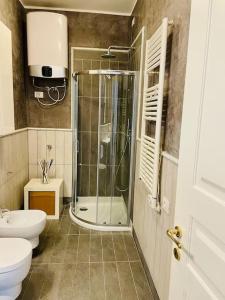 un bagno con doccia, WC e lavandino di Casa Fibonacci a Pisa