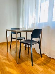 een tafel met twee stoelen en een tafel en een stoel bij Casa Fibonacci in Pisa