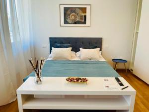 een bed met een witte tafel in een kamer bij Casa Fibonacci in Pisa