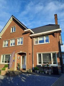 a red brick house with a driveway at B&B Gellick in Lanaken