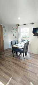 a dining room with a table and chairs at Mobil-home 6 personnes - Camping SIBLU Bonne Anse Plage in Les Mathes