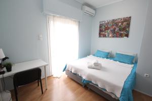 Schlafzimmer mit einem Bett, einem Schreibtisch und einem Fenster in der Unterkunft Athens Centre Acropolis "Sunny" apartment #718 in Athen