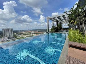 吉隆坡的住宿－REVO Aurora @ Pavilion Bukit Jalil Kuala Lumpur，大楼顶部的大型游泳池