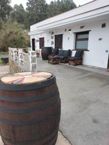 um barril sentado em frente a uma casa em Finca Aurora Ecorural em Icod de los Vinos