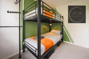 a bedroom with a bunk bed with an orange and white bed sidx sidx at Popular Contractor 2-Bed House in Lincoln in Lincoln