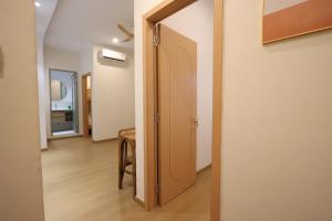 un pasillo con una puerta abierta y una mesa en Casabella 201 A2 Grand Batam Penuin Wet Market, en Nagoya