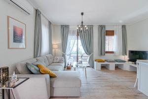 希羅皮加多的住宿－Paralio Astros Beachfront Suites，客厅配有沙发和桌子