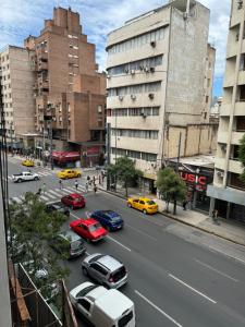 uma movimentada rua da cidade cheia de carros e edifícios em Departamento Pleno Centro de Córdoba Capital em Córdoba