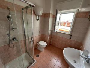 ein Bad mit einer Dusche, einem WC und einem Waschbecken in der Unterkunft F.Rooms Napoli in Neapel