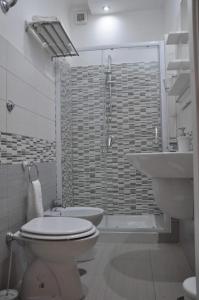 ein Bad mit einem WC und einem Waschbecken in der Unterkunft F.Rooms Napoli in Neapel