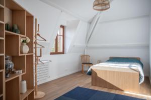 um quarto com uma cama e uma escada em Chestnut House Appartment em Le Mée-sur-Seine