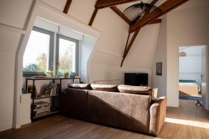 ein Wohnzimmer mit einem Sofa und einem TV in der Unterkunft Chestnut House Appartment in Le Mée-sur-Seine