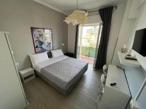 1 dormitorio con cama y ventana grande en F.Rooms Napoli en Nápoles