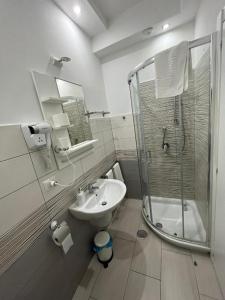 ナポリにあるF.Rooms Napoliのバスルーム(シャワー、シンク付)