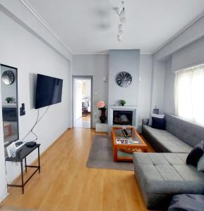 ein Wohnzimmer mit einem Sofa und einem Tisch in der Unterkunft Athens Centre Acropolis "Sunny" apartment #718 in Athen