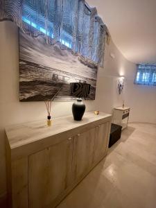 a room with a vase on a counter with a painting at Villa Pignatelli in Bari