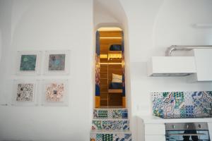 uma cozinha com azulejos azuis e brancos e um espelho em Ganimede Centro Storico em Sperlonga
