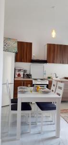 Kuchyň nebo kuchyňský kout v ubytování Ammoudaries appartment + 31 fotografií