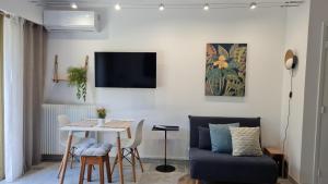 a living room with a table and a couch at Studio Sun-Beach avec parking et jardin - 500m des plages de Juan Les Pins in Antibes +17 photos