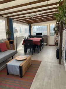 TV a/nebo společenská místnost v ubytování Mobile Homes Sous le Soleil