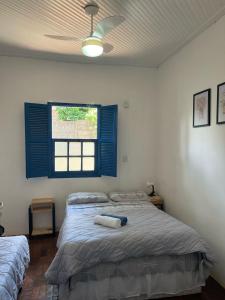 Un dormitorio con una cama grande y una ventana en Casa Beppe, en Águas de Santa Bárbara