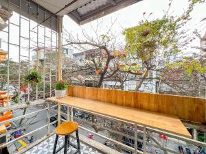 河内Home4u的阳台配有木桌和凳子