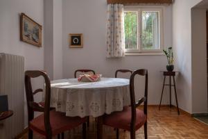 a dining room table with chairs and a window at ΔΙΠΛΑ ΣΕ ΜΕΤΡΟ , ΚΟΝΤΑ ΣΤΗΝ ΑΚΡΟΠΟΛΗ in Athens