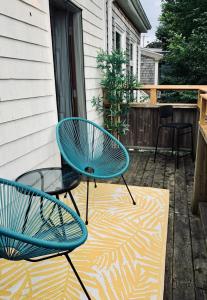 twee blauwe stoelen en een tafel op een patio bij Pet-Friendly Lovely Studio #2, Balcony in Halifax