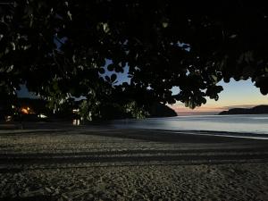 - Vistas a la playa por la noche en Alma da Praia, en Ubatumirim