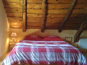 Schlafzimmer mit einem Bett mit Holzdecke in der Unterkunft Ferme de Trabés *** in Gèdre