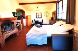 um quarto com uma cama grande e uma lareira em RIVIERA DOLCE VITA em Camporosso