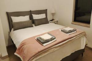 een slaapkamer met een groot bed en handdoeken bij וילה חלום יעקב- וילה מקסימה בחצור הגלילת in Hatzor haglilit