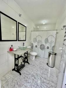a bathroom with a sink and a toilet at Espaço Vitória Imperial in Guapimirim