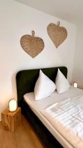 a bedroom with a bed with hearts on the wall at Ferienwohnung Washingtonweg in Hannover