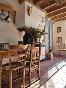 a kitchen with a table and chairs in a room at Le Porteau Enchanteur in Sarzay
