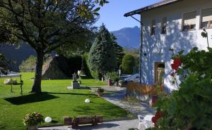 un cortile con una casa e un cortile con un albero di Hotel Castello a Montjovet