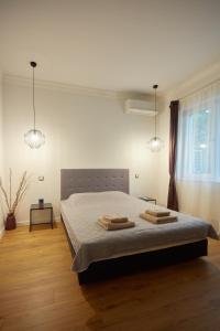 una camera da letto con un letto e due asciugamani di Vitosha Blvd Apt Steps from NDK a Sofia